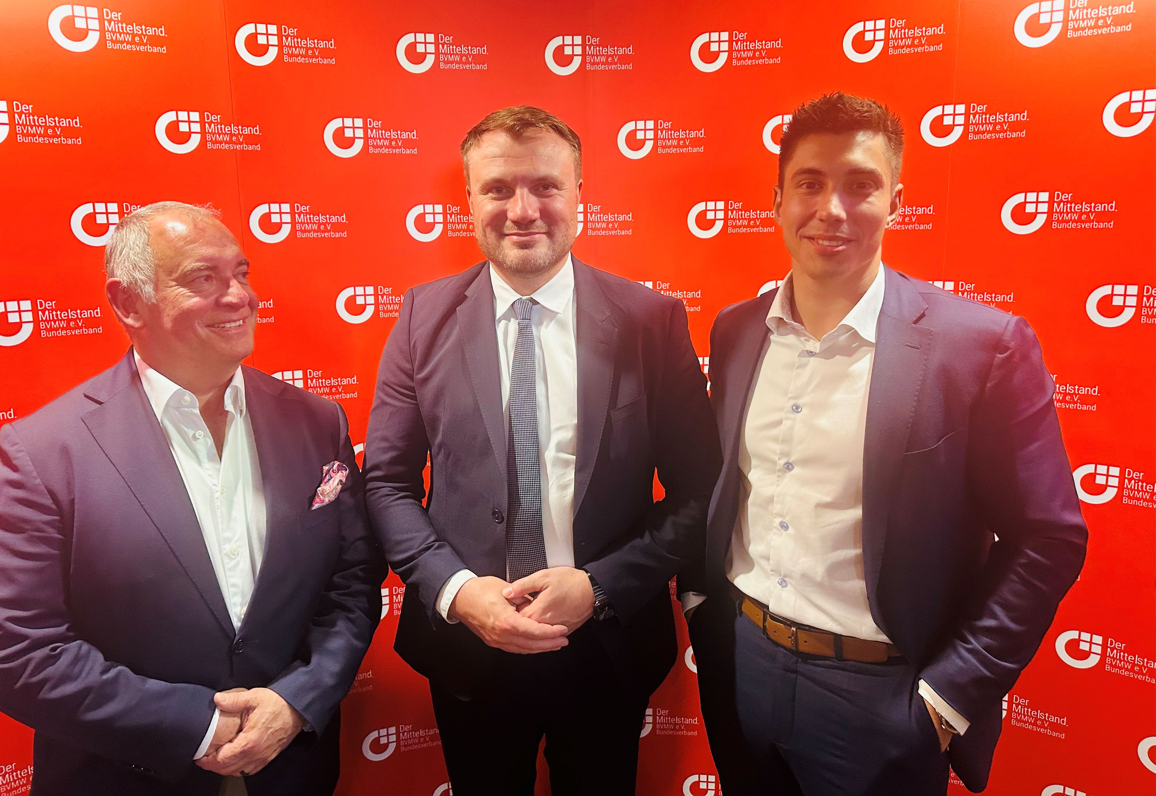 Networking zwischen Politik und Wirtschaft: Jesús Comesaña M., Geschäftsführender Gesellschafter BBF Gruppe, Wirtschaftsminister Daniel Keller, Raúl Comesaña M., Geschäftsführer BBF Bau GmbH (von links) | BERLINboxx